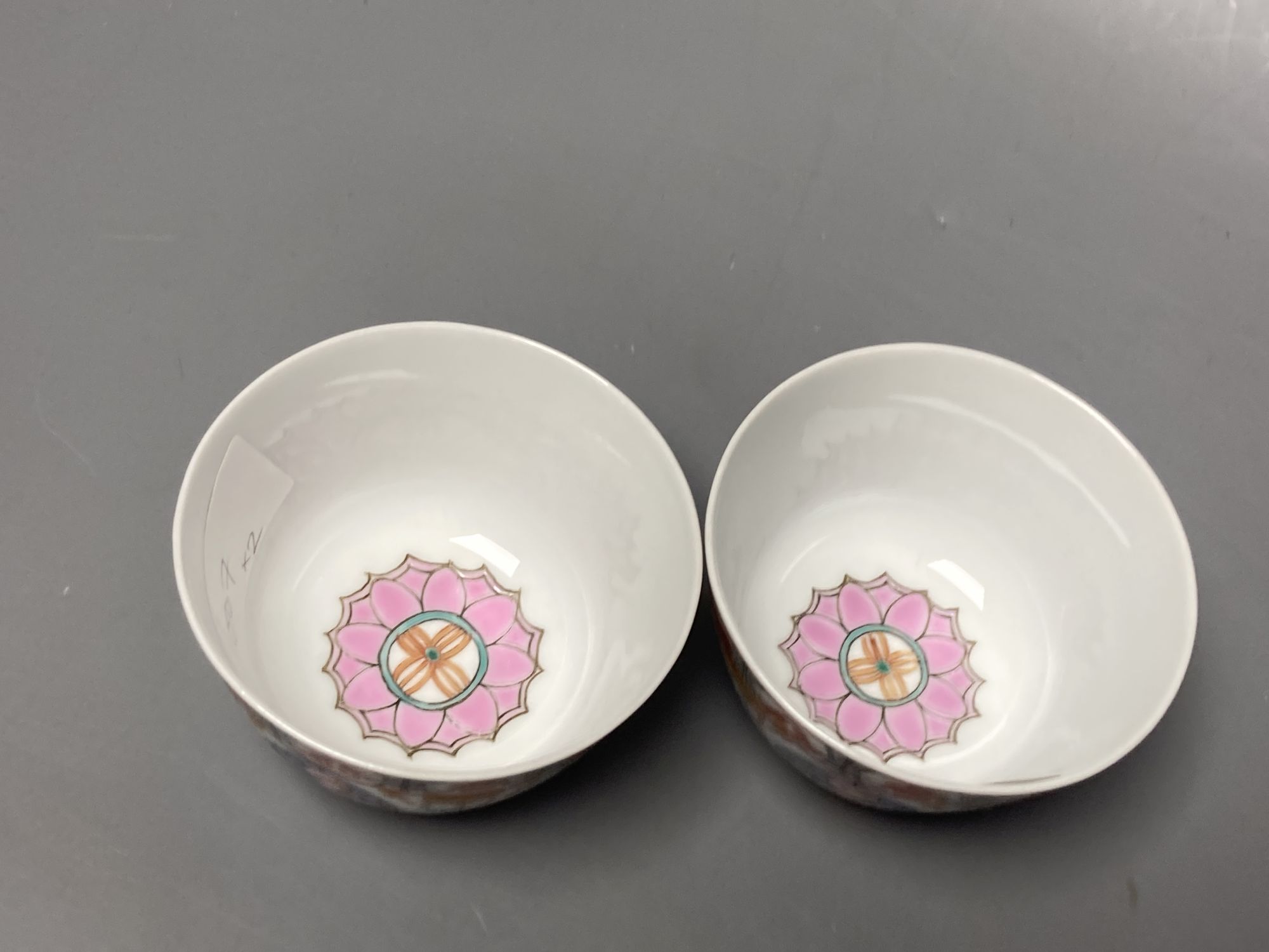 A pair of footed polychrome bowls, diameter 9cm